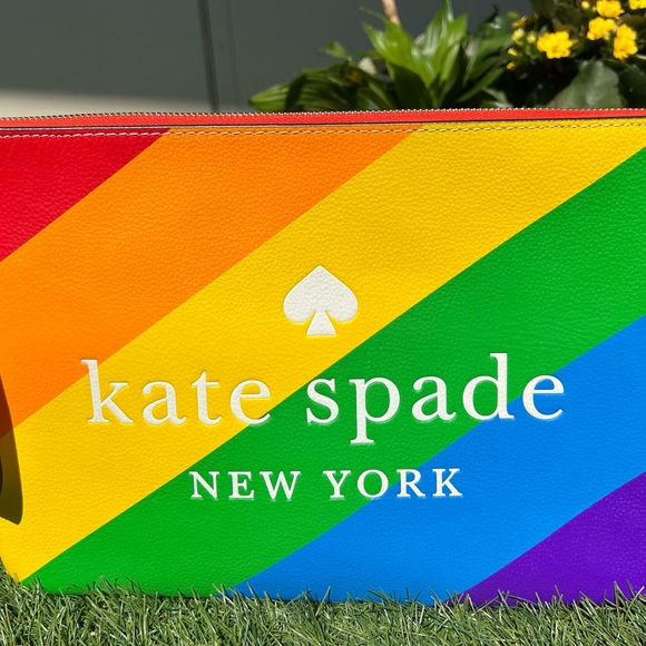 BRAND NEW, Kate Spade wristlet. Perfect condition. ABSOLUTELY beautiful! - Picture 3 of 3